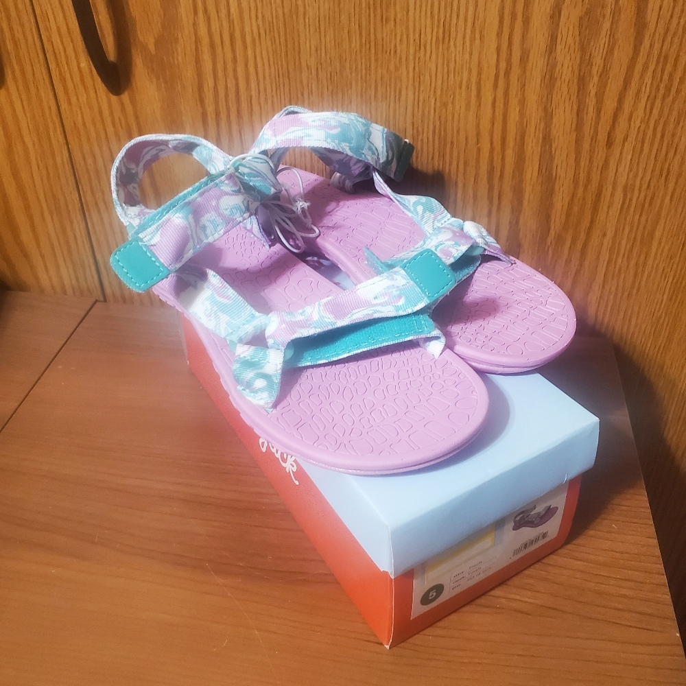 New with tags sandals - Picture 5 of 6